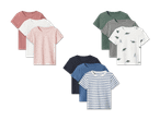 Mehrere T-Shirts für Kinder in verschiedenen Farben und Mustern, darunter rosa gepunktet, weiß mit Dinosauriern und blau gestreift.
