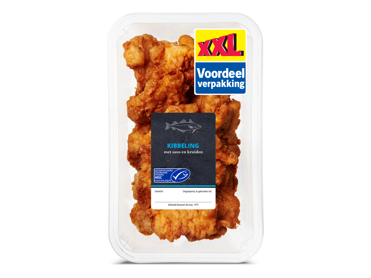 Een transparante verpakking met gefrituurde kibbeling, met een label 'XXL Voordeelverpakking' en 'Kibbeling met saus en kruiden'.