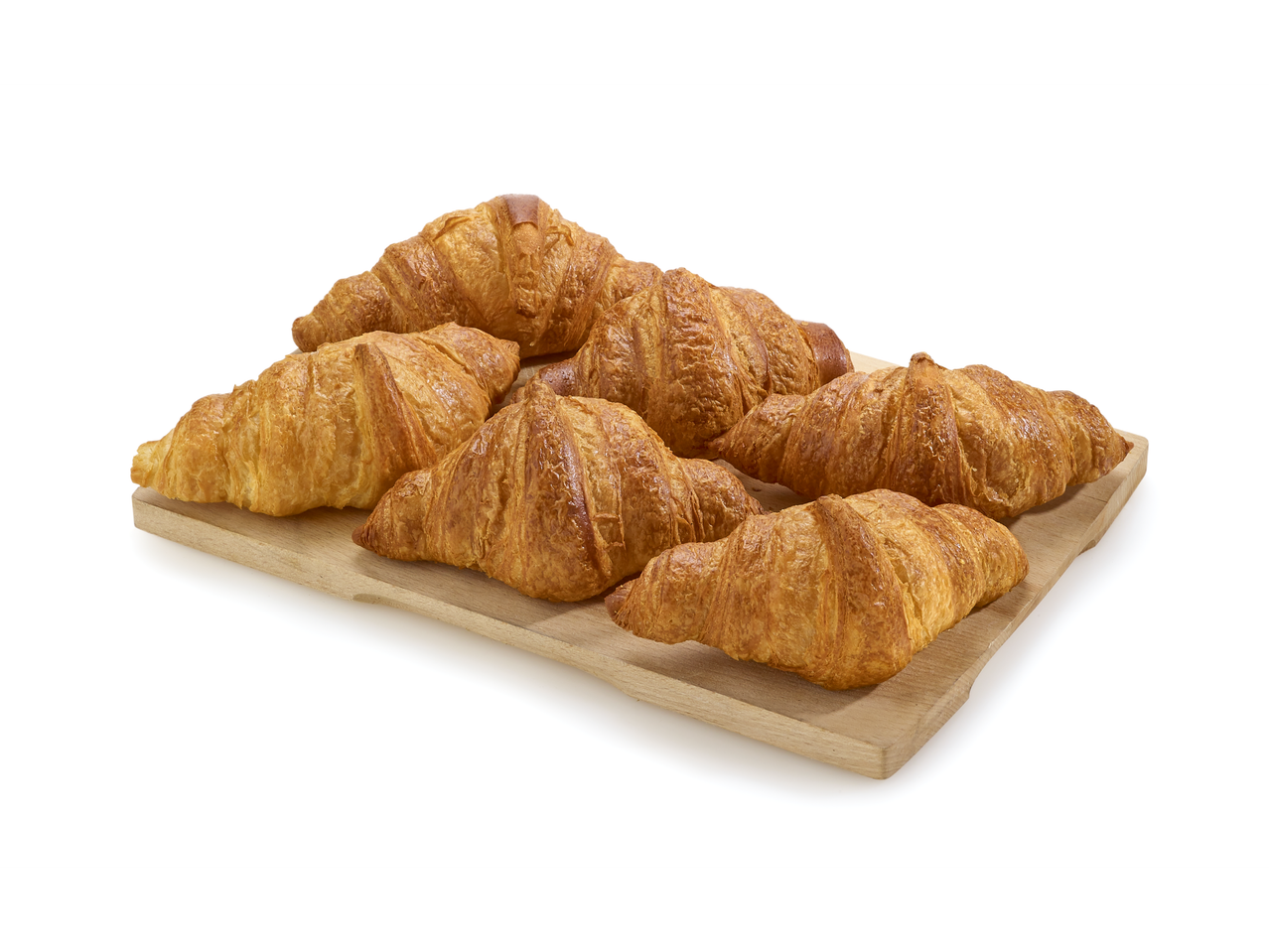 Croissants dorés disposés sur une planche en bois.