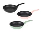 Tre stegepander i sort, lyserød og mintgrøn med non-stick belægning.
