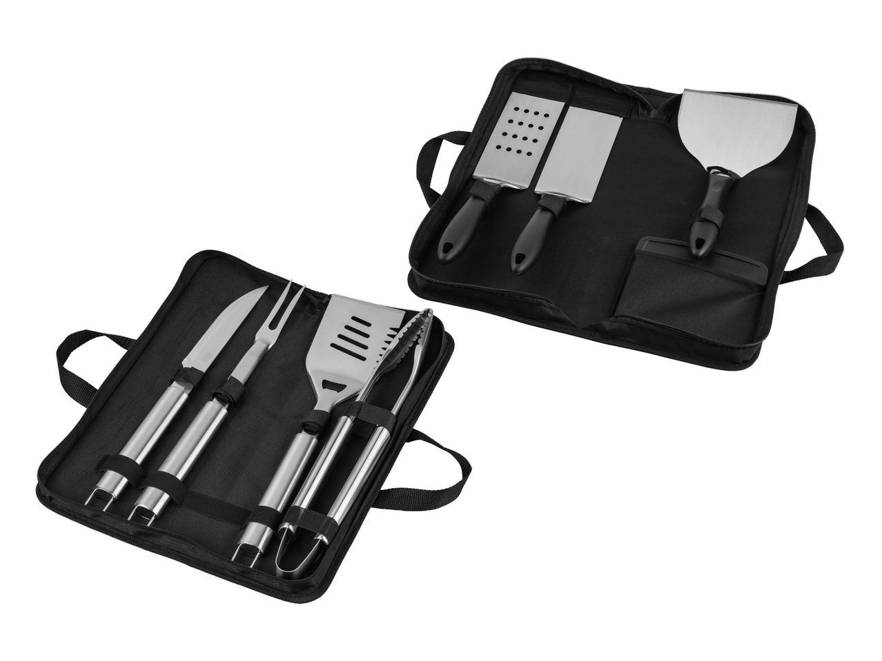 Zwei schwarze Taschen mit Grillbesteck, darunter Spatel, Zange, Messer und Gabel.