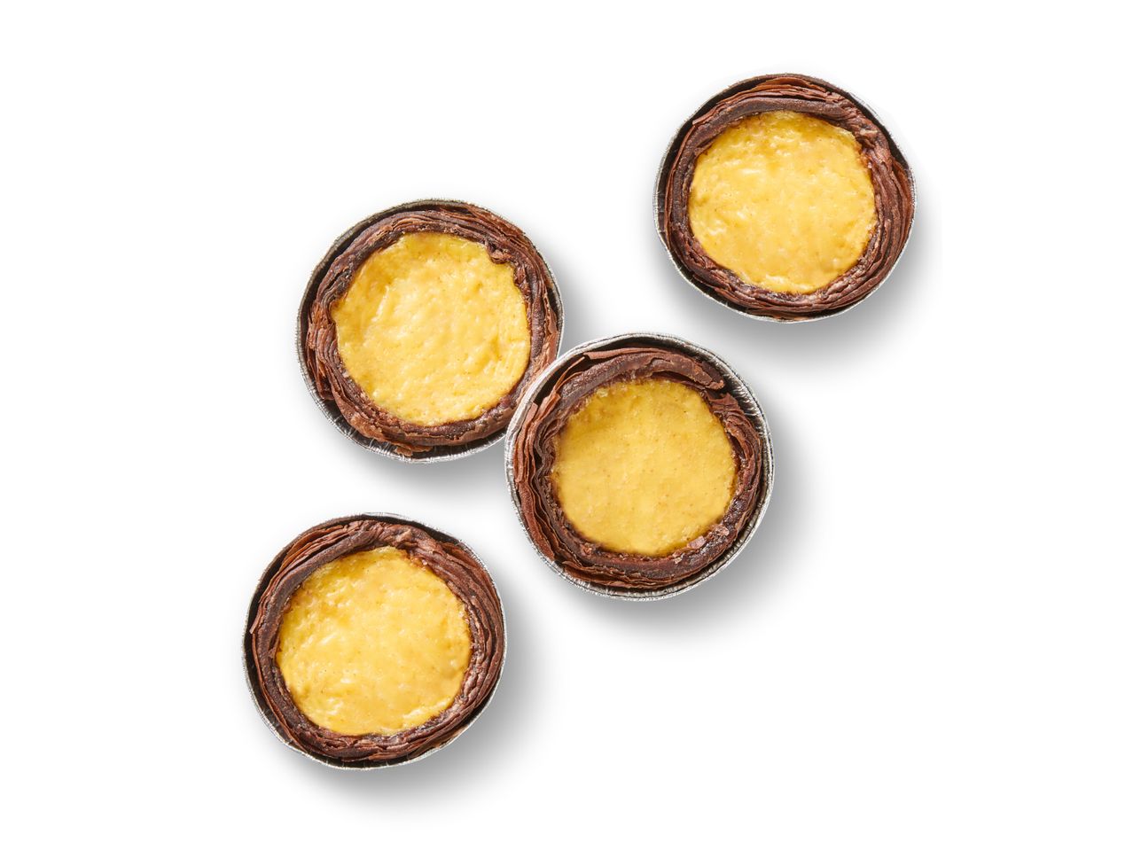 Quattro tortine di crema pasticcera con crosta al cioccolato su sfondo di legno.