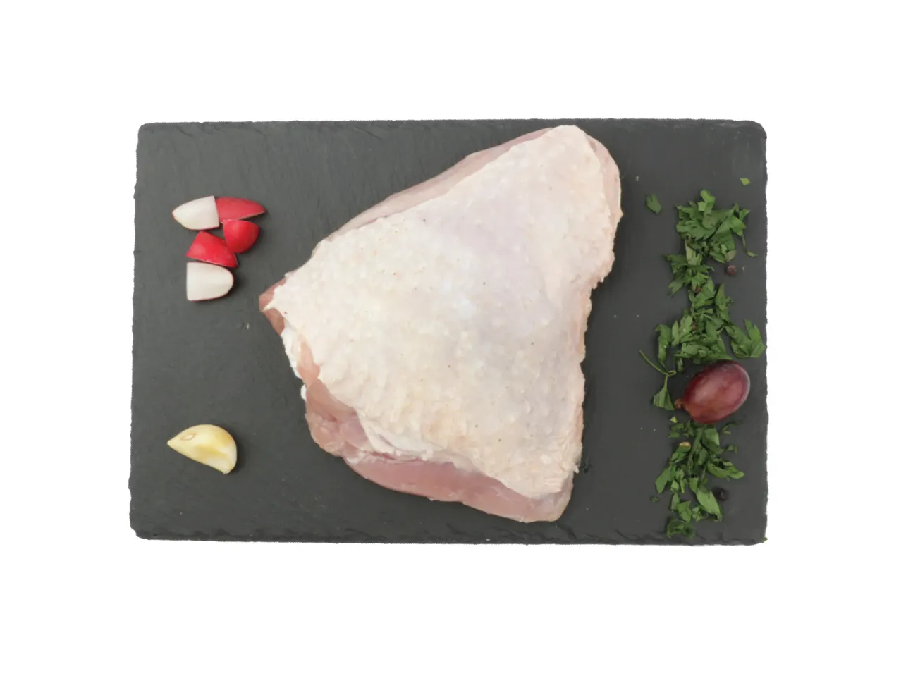 Sirovi pileći batak sa karabatkom na dasci, ukrašen rotkvicama, belim lukom, peršunom i grožđem.