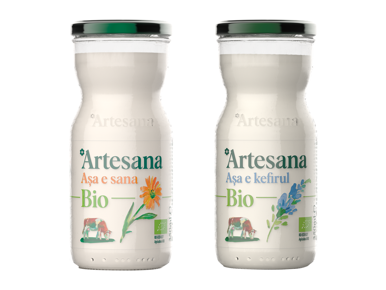 Două sticle de iaurt organic, una cu aromă de calendula și alta cu aromă de lavandă.