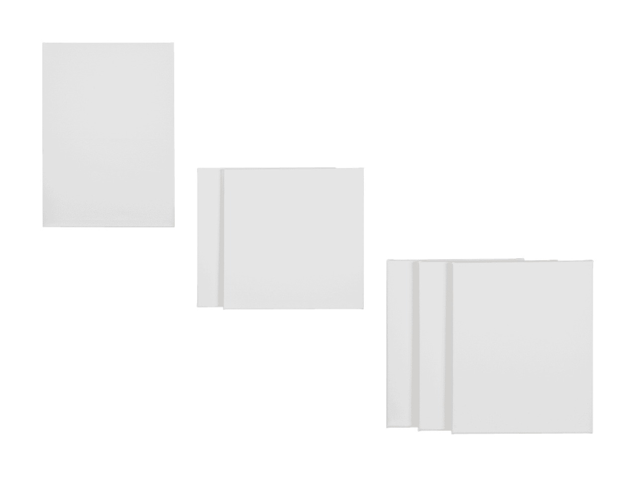 Trois piles de feuilles de papier blanc, de tailles différentes, sur fond noir.