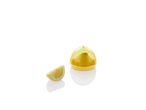 Um limão em um espremedor de limão amarelo e uma fatia de limão.