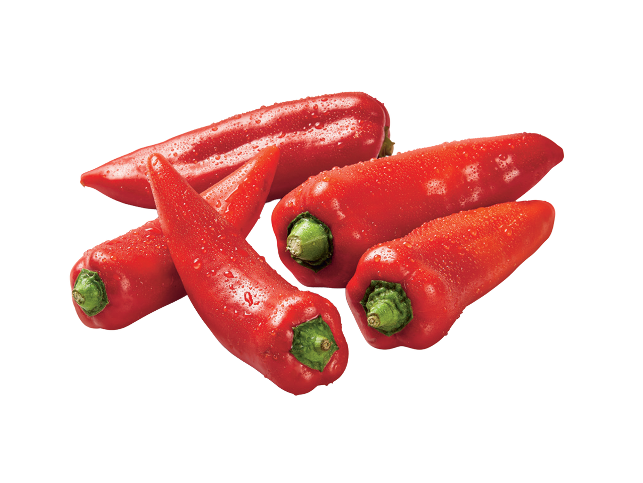 Sveže crvene paprike sa kapljicama vode na crnoj pozadini.