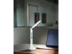Lampă de birou LED cu ceas digital și laptop pe birou.