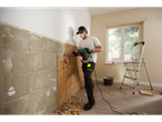 Um trabalhador usa um martelo demolidor Parkside para remover azulejos.