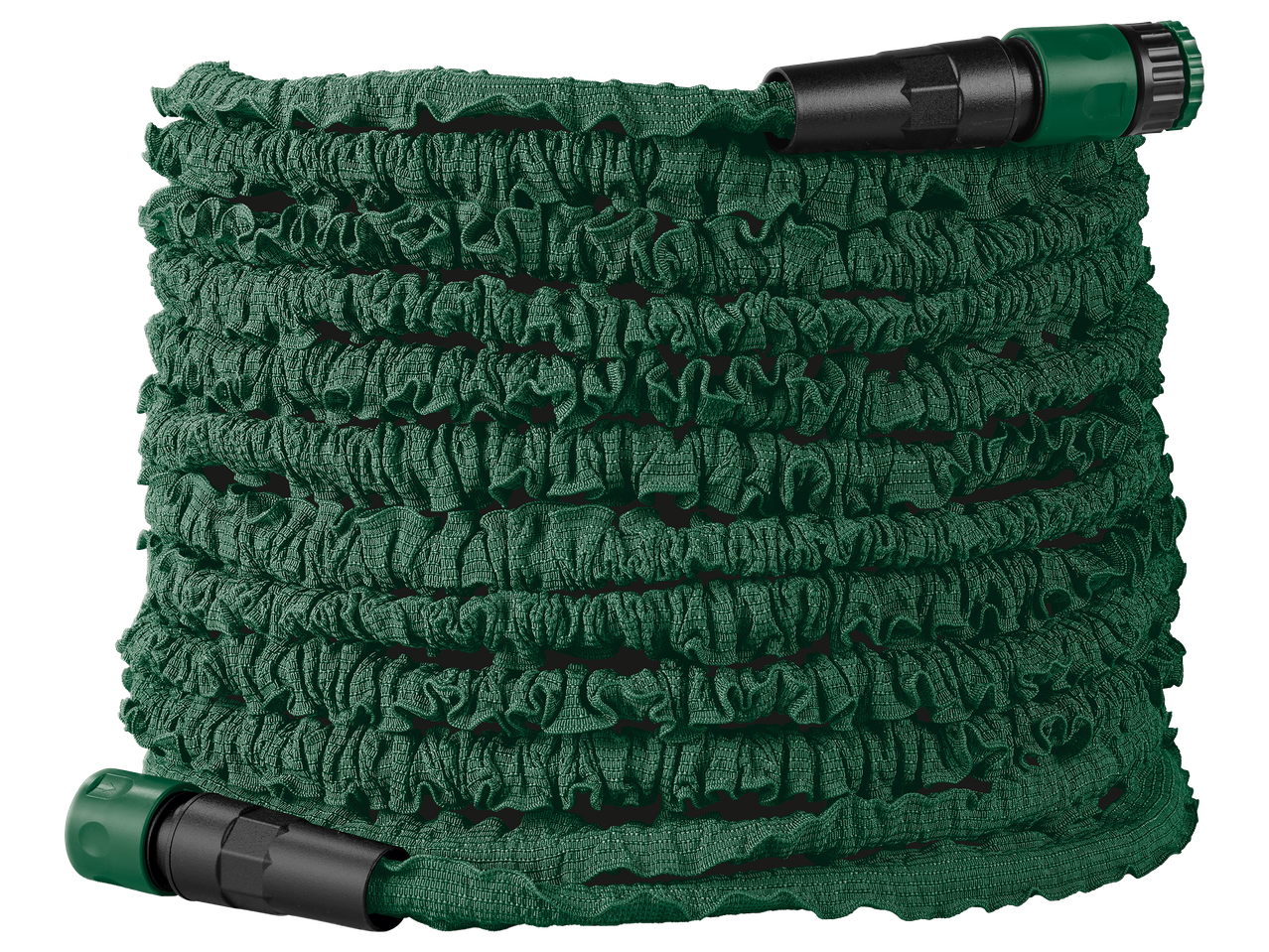 Zöld, összecsukható kerti tömlő fekete csatlakozókkal, feltekerve.