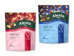 To poser snackblanding med nødder og tørrede frugter, den ene med tranebær og den anden med frugtstykker.