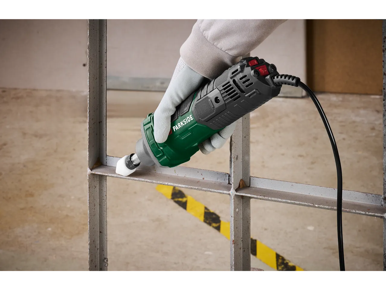 Parkside® tiesinis šlifuoklis, naudojamas metalinėms grotelėms poliruoti.