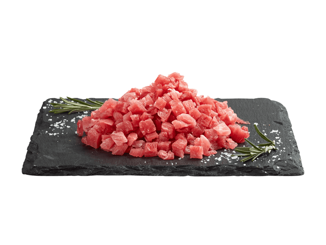 Frische rote Fleischwürfel auf einem Schieferbrett mit Rosmarin und Salz.