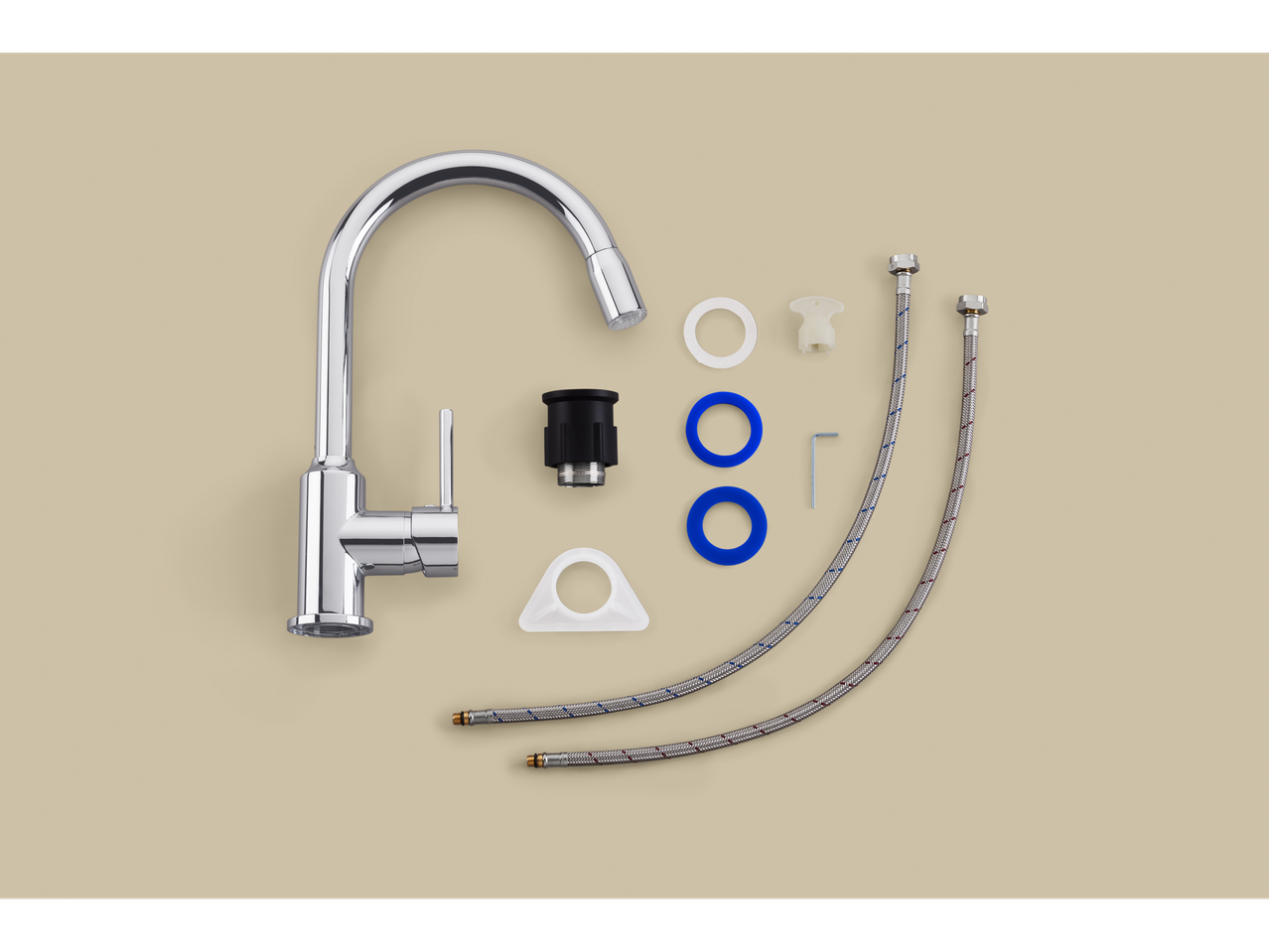 Rubinetto da cucina cromato con accessori di installazione su sfondo beige.