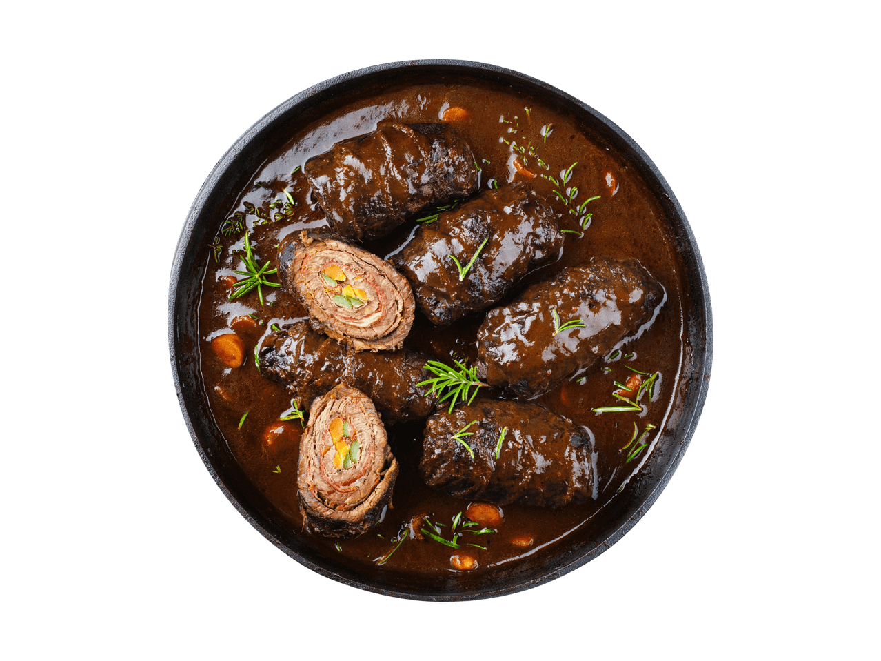 Rinderrouladen in dunkler Soße mit Kräutern und Gemüse in einer Pfanne