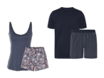 Damen- und Herren-Pyjamas: Sie besteht aus einem Tanktop und Shorts mit Blumenmuster, er aus einem Hemd und gestreiften Shorts.