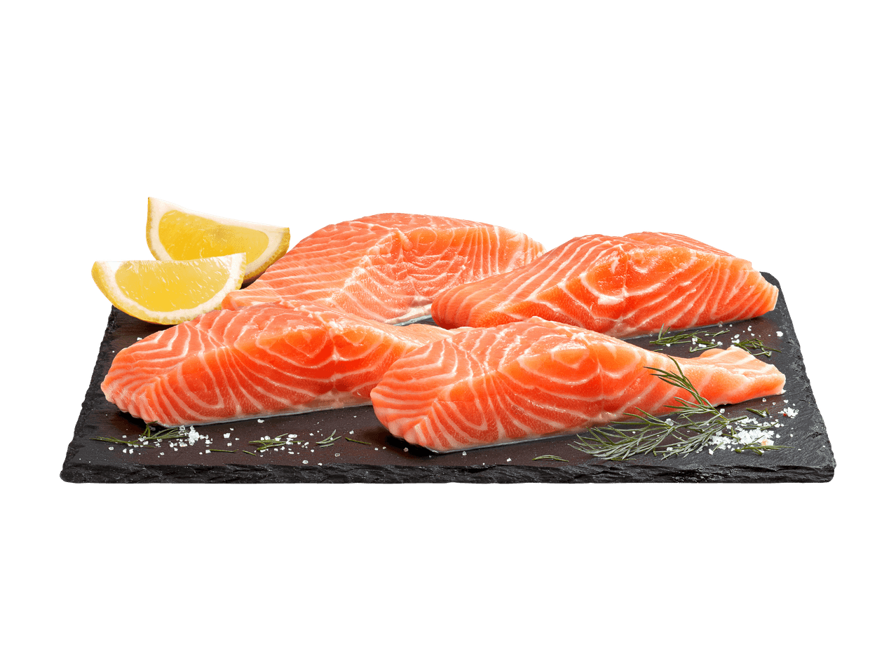 Filets de saumon frais avec citron, romarin et sel de mer sur une ardoise foncée.