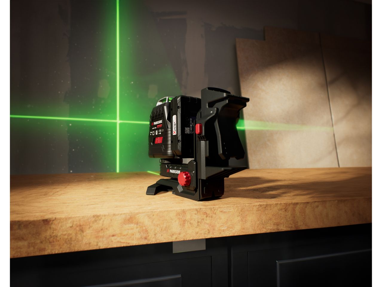 Livella laser a croce ricaricabile su superficie di legno.