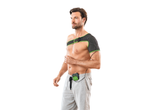 Bărbat purtând o orteză de umăr SANITAS® Tens-apparat cu o unitate de control atașată la pantaloni scurți.