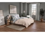 Dormitor modern cu perdele Livarno®, pat cu lenjerie florală și decor minimalist.