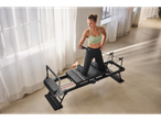 Mulher a fazer Pilates num reformer CRIVIT.