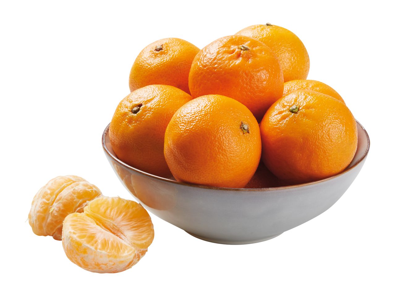 Skleda mandarin z eno olupljeno mandarino ob strani.