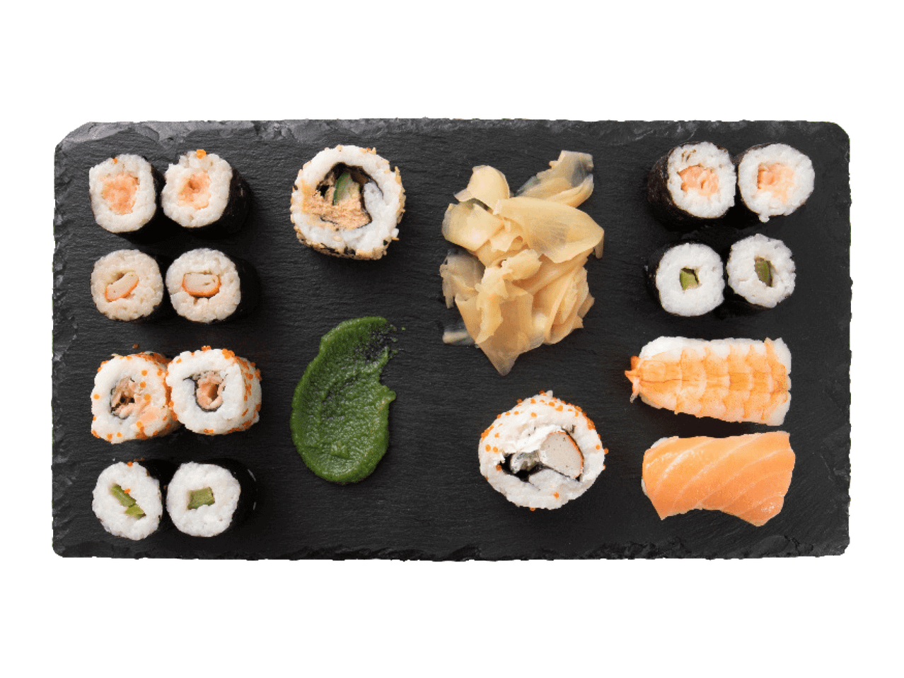 Valik sushit, ingverit ja wasabit mustal kivilaual.