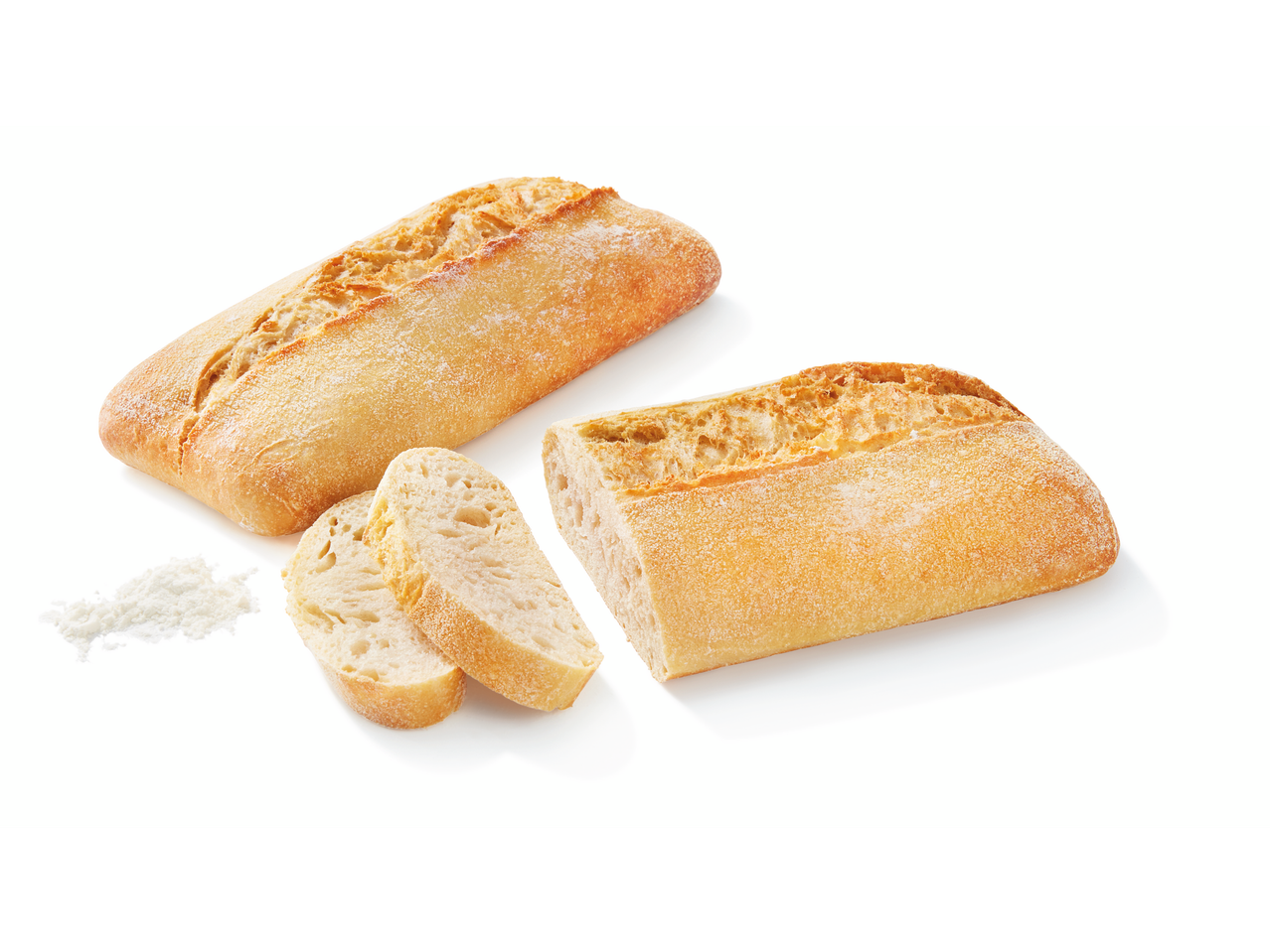 Zwei Ciabatta-Brote, eins ganz und eins in Scheiben geschnitten, mit etwas Mehl daneben.