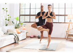Două persoane practică yoga pe saltele Domyos într-o cameră de zi luminoasă.