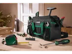 Parkside Werkzeugtasche mit Werkzeugen und Maßband auf einem Holztisch.