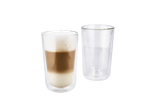 Twee thermoglazen, één met latte macchiato, de andere leeg.