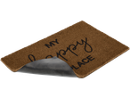 Capacho marrom com a frase 'MY happy PLACE' e a parte inferior antiderrapante visível.