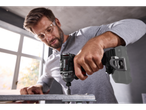 Homem a usar uma aparafusadora de impacto Parkside Performance em metal.