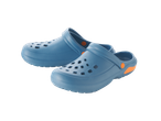 Une paire de sabots bleus avec des accents orange, posés sur un fond noir.