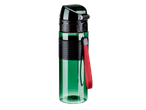 Sticlă de apă verde cu capac negru și curea roșie pe fundal negru.