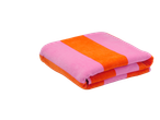 Toalha de praia CRIVIT com riscas rosa e laranja, dobrada.