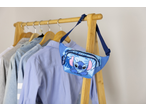 Bolsa de cintura azul com design do Stitch pendurada num cabide com camisas.