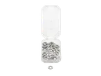 Um recipiente transparente aberto cheio de anilhas de metal, com uma anilha à frente.