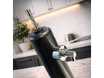 Dispensador de cerveja MAD MONKEY numa cozinha moderna com bancada de mármore.
