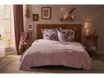 Cuvertură de pat din velur LIVARNO home pe un pat cu perne florale într-un dormitor confortabil.