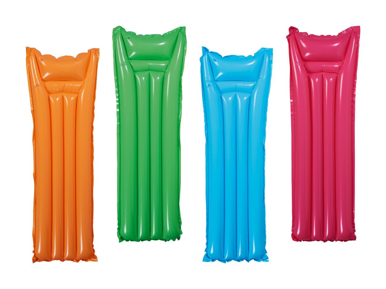 Vier bunte aufblasbare Luftmatratzen für Strand oder Pool.