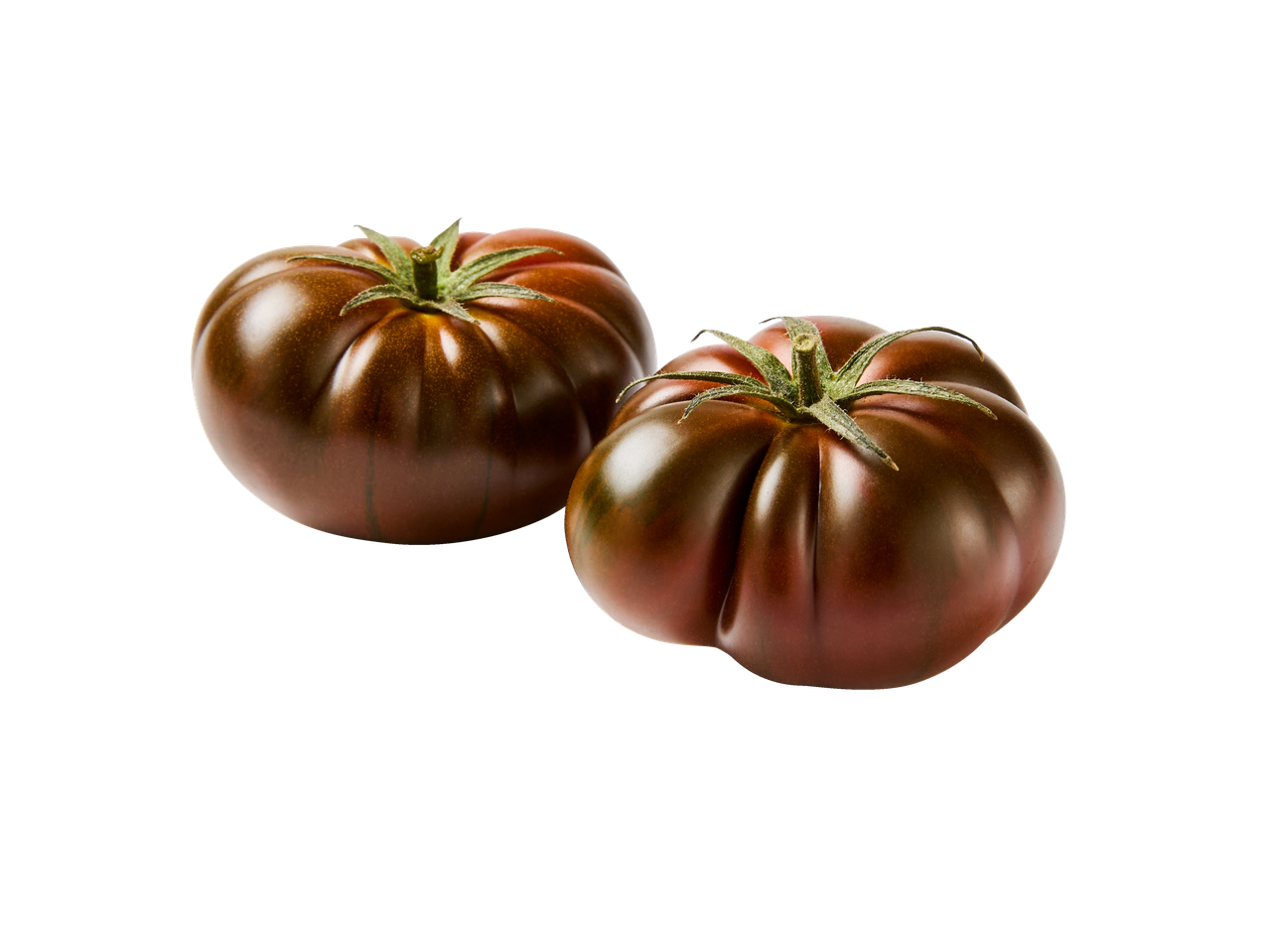 Kaks küpset šokolaaditomatit roheliste vartega valgel taustal.