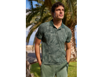 Bărbat în tricou polo piqué verde ESMARA MEN cu imprimeu tropical și pantaloni verzi, în aer liber.