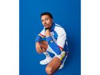 Modelo vestindo roupa Lidl, com camiseta e shorts.
