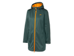Temno zelena softshell jakna z oranžno zadrgo in podlogo kapuce.