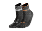 Zwei schwarze Socken mit weißen und orangefarbenen Streifen und Bergmotiven.