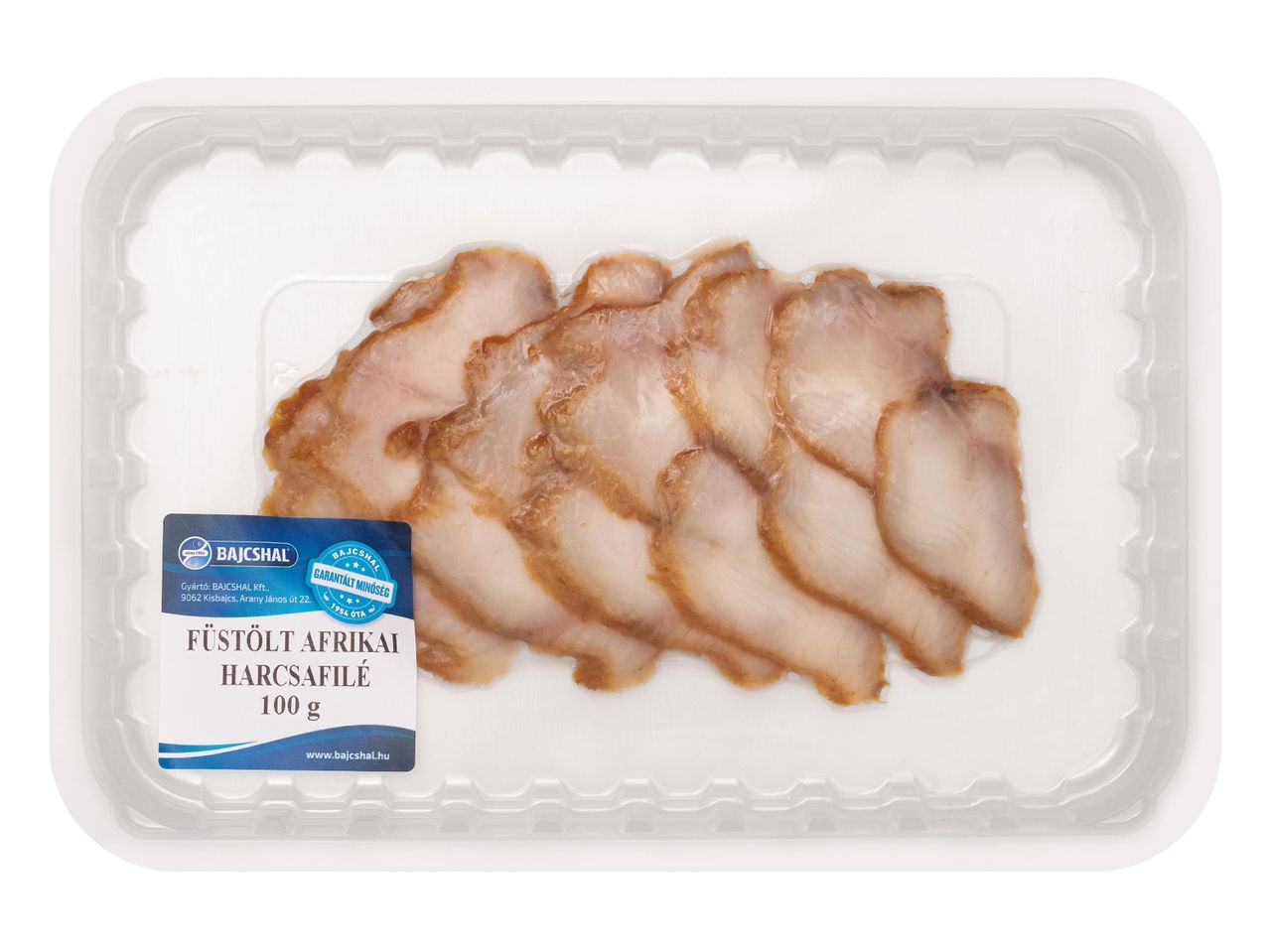 Füstölt afrikai harcsafilé szeletek átlátszó műanyag tálcán, 100 g-os kiszerelésben.