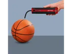 Compressor portátil Parkside® USKT 60 a encher uma bola de basquetebol.