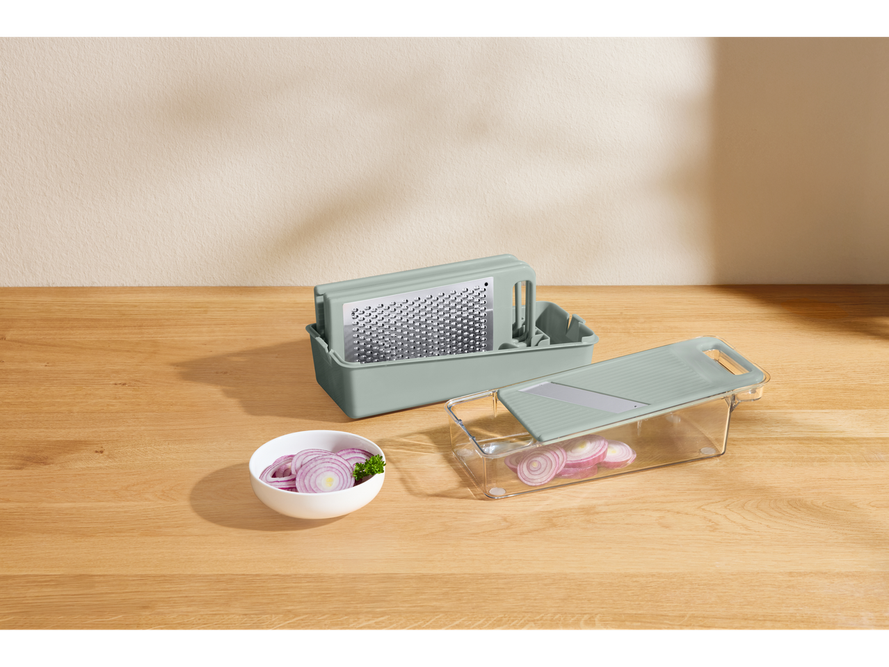 Silvercrest® multifunkcionalno rende sa sečenim crvenim lukom na drvenom stolu.