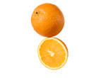 Laranja inteira e meia laranja com gotas de água sobre fundo preto.
